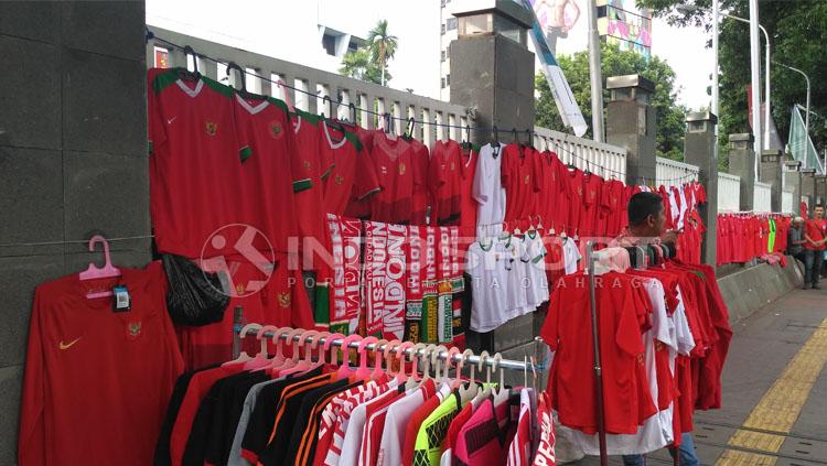 Para pedagang penjual jersey Timnas Indonesia. Copyright: Petrus Manus DaYerimon