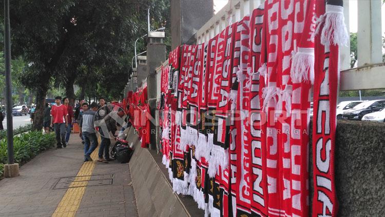 Para pedagang penjual jersey Timnas Indonesia. Copyright: Petrus Manus DaYerimon