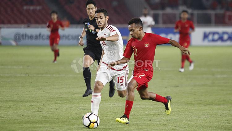 Todd Rivaldo Ferre menguasai bola dan dibayang-bayangi pemain UEA U-19.