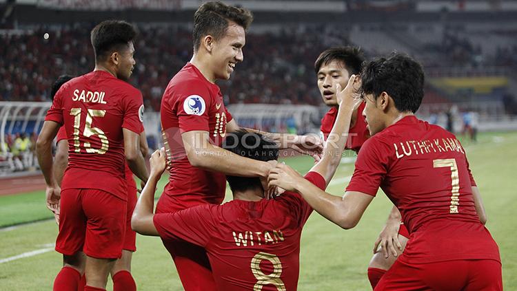 Para pemain Timnas Indonesia U-19 merayakan gol yang diciptakan Witan Sulaeman ke gawang UEA U-19 - INDOSPORT