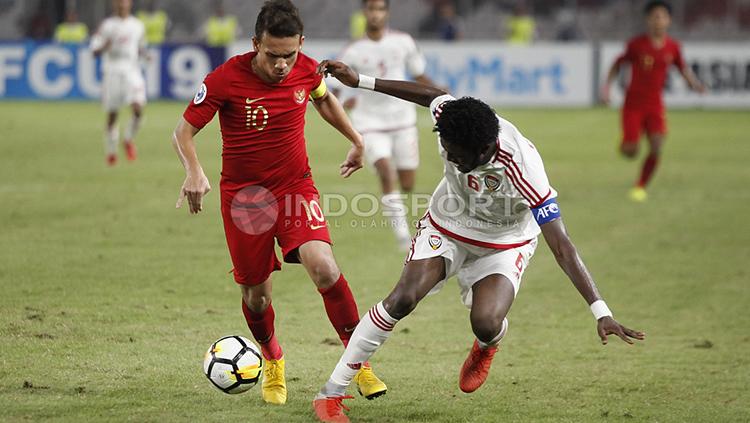 Egy Maulana Vikri mencoba melwati adangan pemain UEA U-19.