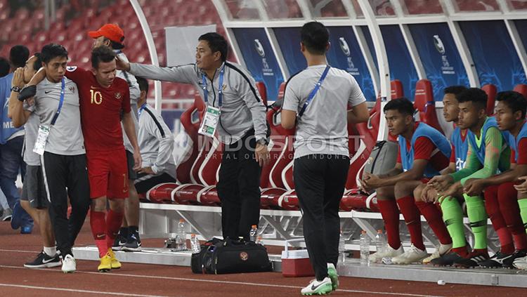 Egy Maulana Vikri saat ditarik keluar lapangan karena cedera/