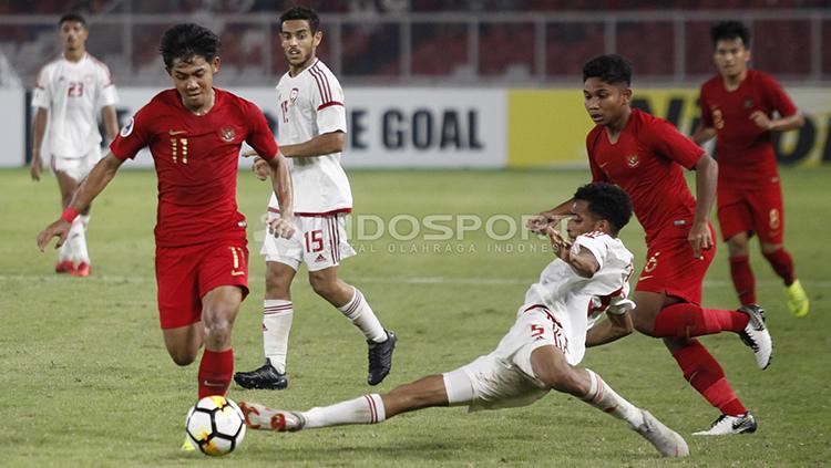 Firza Andika saat menghindari adangan pemain UEA U-19.