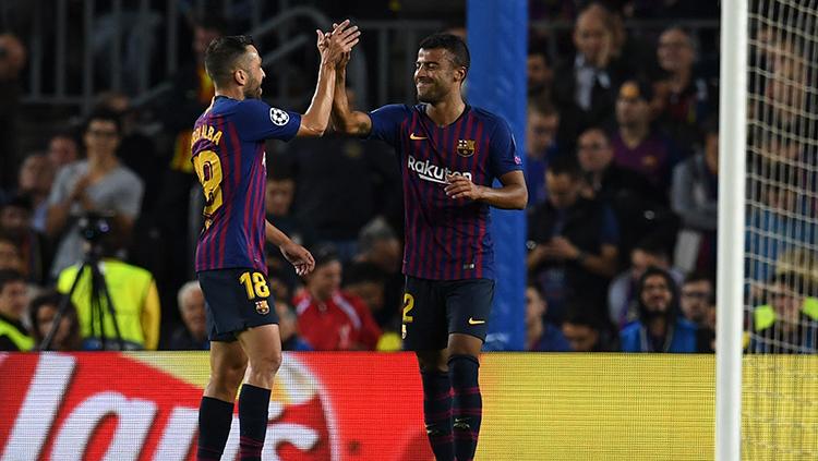 Raksasa Serie A Liga Italia, AC Milan, memiliki dua alasan kuat yang membuat mereka berpotensi besar untuk bisa membeli gelandang Barcelona, Rafinha (kanan).