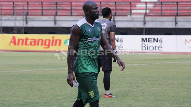 OK John ketika official training menjelang laga menghadapi Madura United. Copyright: Fitra Herdian/INDOSPORT