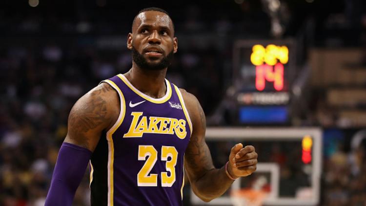 LeBron James selebrasi dalam laga LA Lakers vs Phoenix Suns.