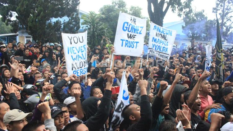 Bobotoh berikan dukungan untuk Persib Bandung dan pelatih Mario Gomez.