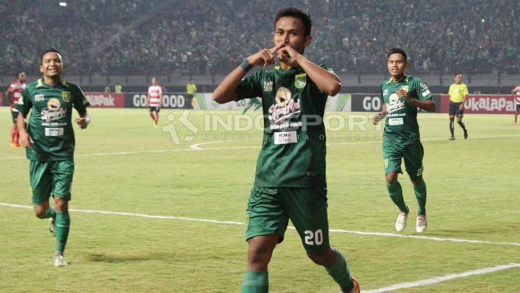 Osvaldo Haay selebrasi usai cetak gol di laga Persebaya vs Madura United.