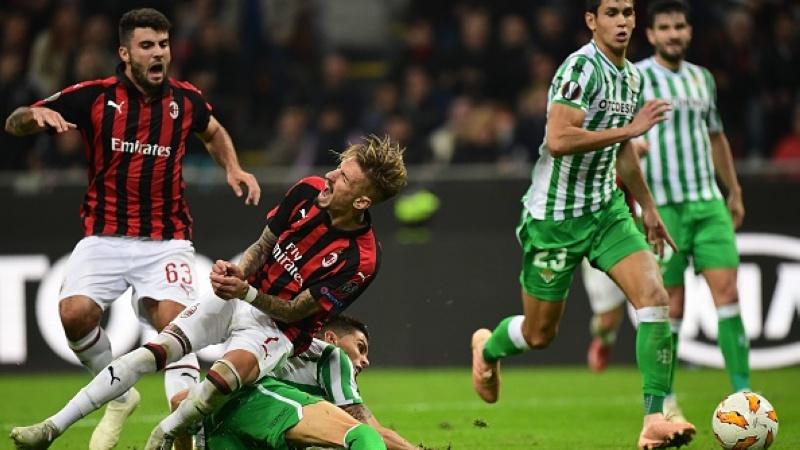 Samuel Castillejo (kiri) ditackle oleh pemain Real Betis. Copyright: INDOSPORT