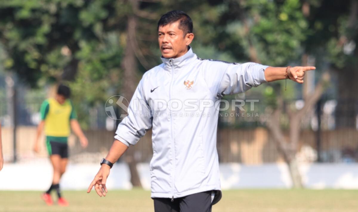 Indra Sjafri memberikan arah kepada anak asuhnya.