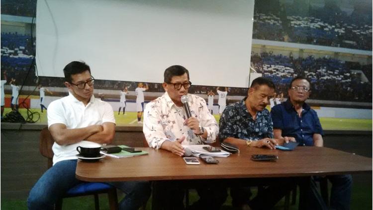 Direktur PT PBB, Teddy Tjahyono, Komisaris PT PBB, Kuswara S Taryono, Manajer Persib, Umuh Muchtar dan Komisaris Utama PT PBB, Zainuri Hasyim saat konferensi pers di Graha Persib, Jalan Sulanjana, Kota Bandung, Jumat (26/10/18).