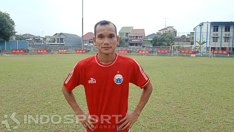 Gelandang Persija Jakarta, Riko Simanjuntak terciduk cengengesan usai ditekel bek tengah PSM Makasar, Yuran Fernandes, dalam laga pembuka Liga 1 2023-2024.
