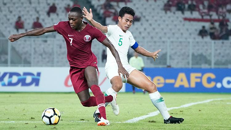 Kapten Timnas Indonesia U-19, Nur Hidayat (kanan) saat berduel dengan pemain Qatar U-19