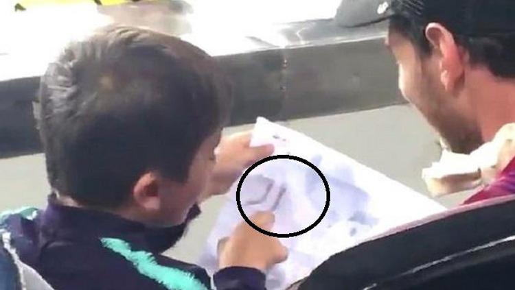 Lionel Messi saat bersama anaknya Thiago.