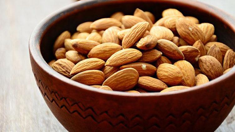 Kacang Almond, termasuk makanan yang tepat bagi mereka yang sedang diet. Copyright: LiveStrong