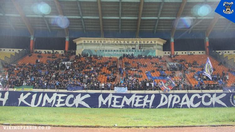 Skuat Persib Bandung mendapat dukungan langsung dari Bobotoh saat menggelar sesi latihan di Stadion Si Jalak Harupat, Soreang, Kabupaten Bandung Copyright: Kris Andieka/vikingpersib.co.id