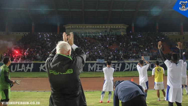 Skuat Persib Bandung mendapat dukungan langsung dari Bobotoh saat menggelar sesi latihan di Stadion Si Jalak Harupat, Soreang, Kabupaten Bandung