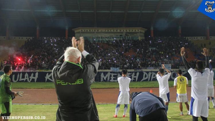 Skuat Persib Bandung mendapat dukungan langsung dari Bobotoh saat menggelar sesi latihan di Stadion Si Jalak Harupat, Soreang, Kabupaten Bandung - INDOSPORT