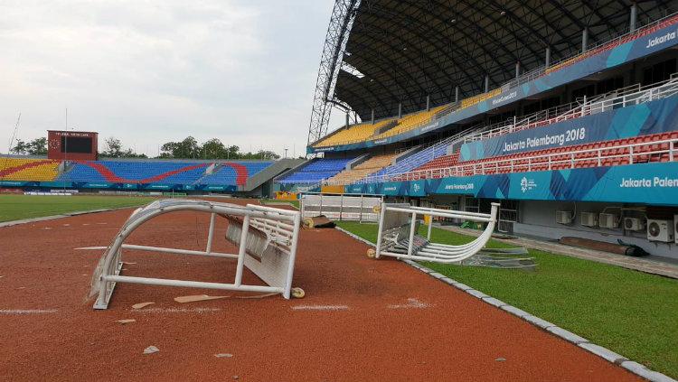 Stadion Gelora Sriwijaya, Palembang rusak usai diterjang angin kencang, Sabtu (27/10/18). Copyright: Twitter/@WindyAP_