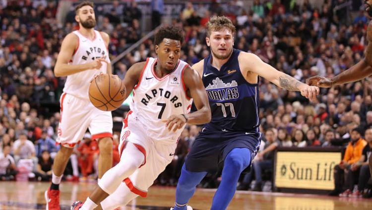 Kyle Lowry (tengah) dilaporkan bisa saja didepak dari Toronto Raptors jika gagal menunjukkan permainan terbaik di kompetisi NBA musim depan.