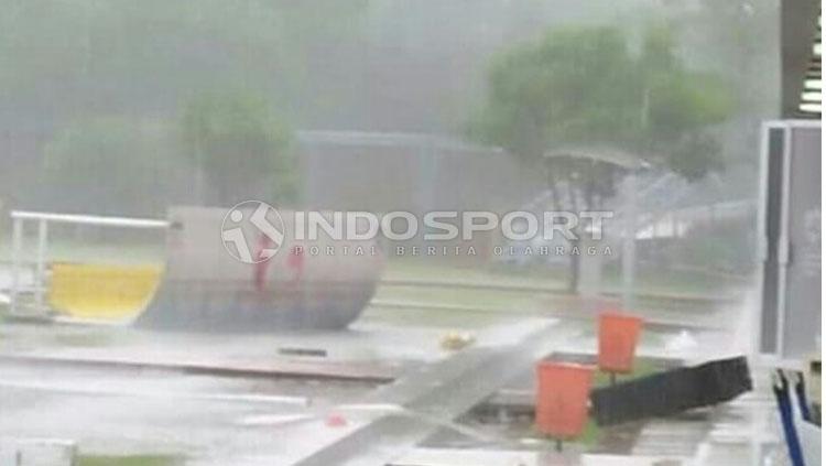 Sedikitnya ada 9 stadion sepak bola yang ada di Indonesia mengalami kerusakan akibat cuaca buruk seperti diterjang angin kencang. - INDOSPORT