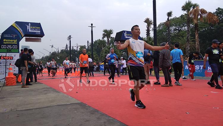 Salah seorang berhasil melewati garis finish.