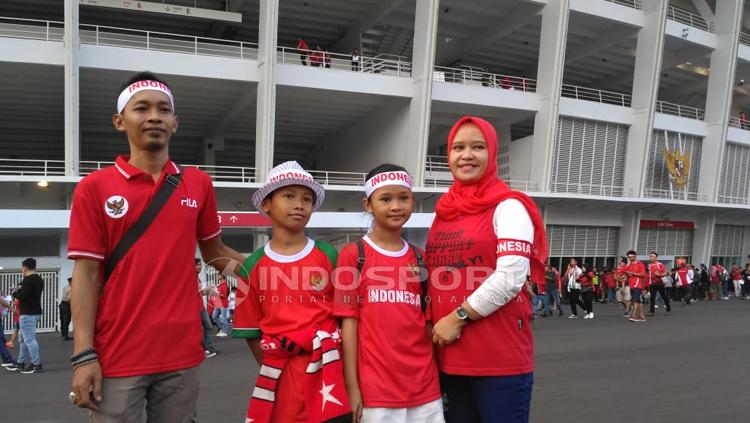Dua anak Dafa dan Cahaya mengajak orang tuanya untuk menyaksikan laga Timnas di GBK.
