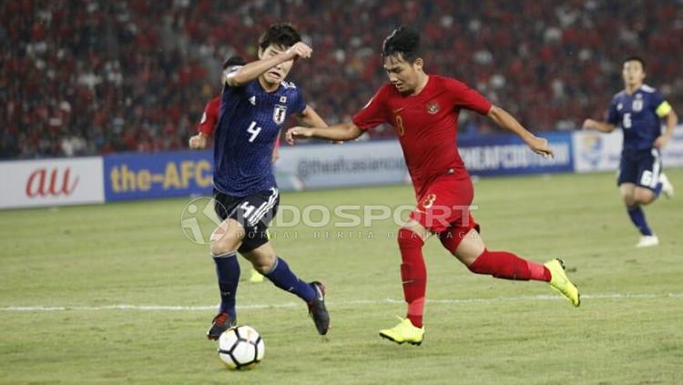 Witan Sulaeman berusaha merebut bola dengan Daiki Hashioka.