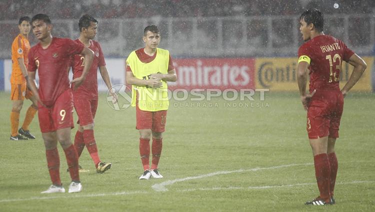 Egy Maulana Vikri bersama para penggawa Timnas Indonesia U-19 menundukkan kepala usai takluk dari Jepang U-19.