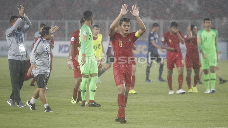 Rachmat Irianto mengapresiasi dukungan dari suporter Timnas Indonesia usai takluk dari Jepang U-19. Copyright: Herry Ibrahim/INDOSPORT