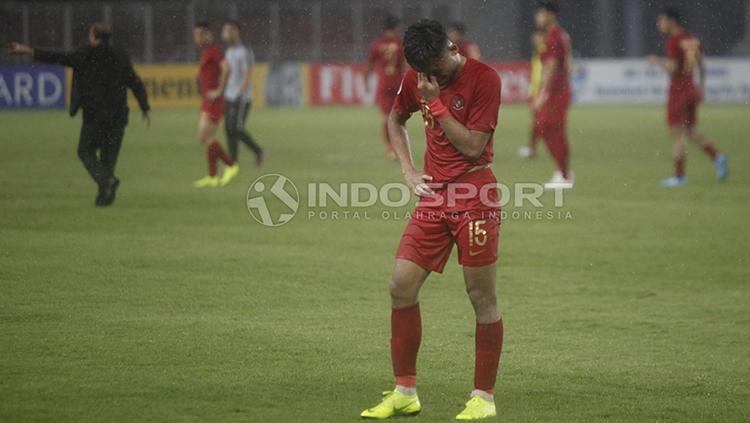 Saddil Ramdani menundukkan kepala setelah Timnas Indonesia menelan kekalahan beberapa tahun lalu.
