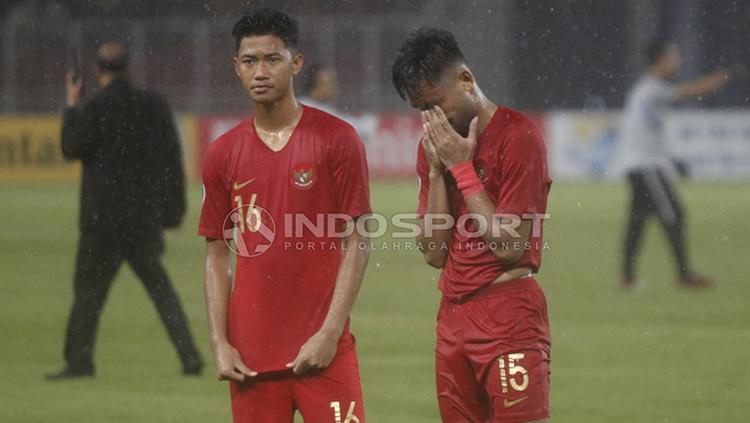 Saddil Ramdani bersama Resky Fandi (Kiri) menundukkan kepala usai Timnas Indonesia U-19 kalah dari Jepang U-19. - INDOSPORT