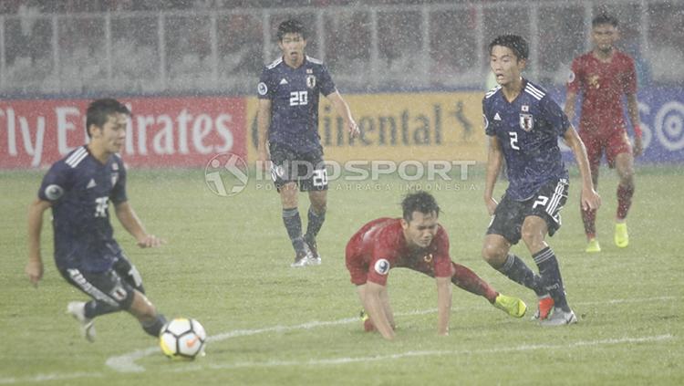 Witan Sulaeman tersungkur dijegal pemain Jepang U-19.