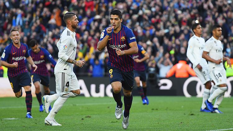 Luis Suarez berselebrasi usai mencetak gol ke gawang Real Madrid di pekan ke-10 La Liga 2018/19. Copyright: Getty Images/Alex Caparros