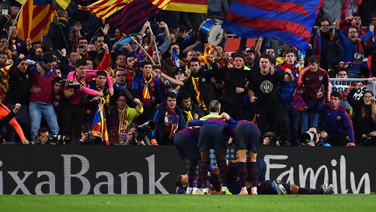 Selebrasi pemain Barcelona usai membobol gawang Real Madrid.