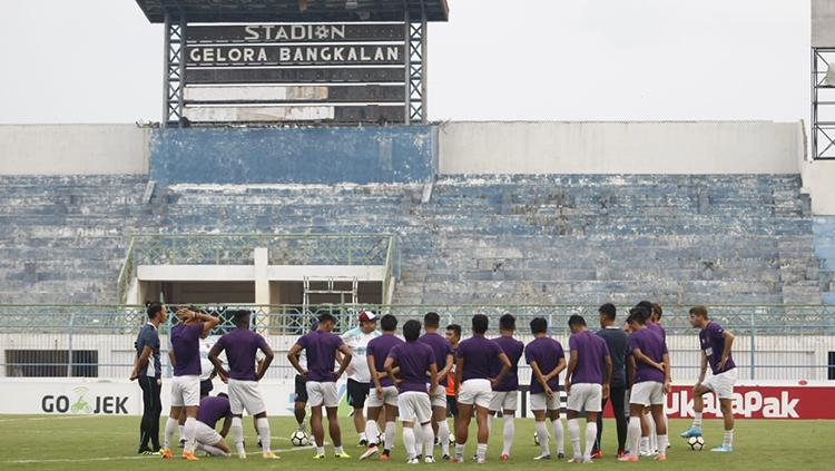 Skuat PSM Makassar menjalani latihan di Stadion Gelora Bangkalan, Madura jelang lawan Madura United.