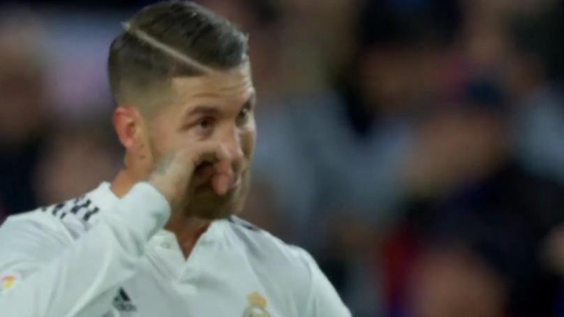 Sergio Ramos menangis di atas lapangan sepak bola.
