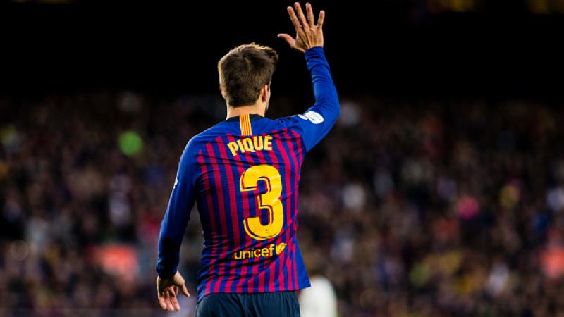 Gerard Pique menyodorkan lima jarinya ke fans Barcelona. Copyright: Getty Images