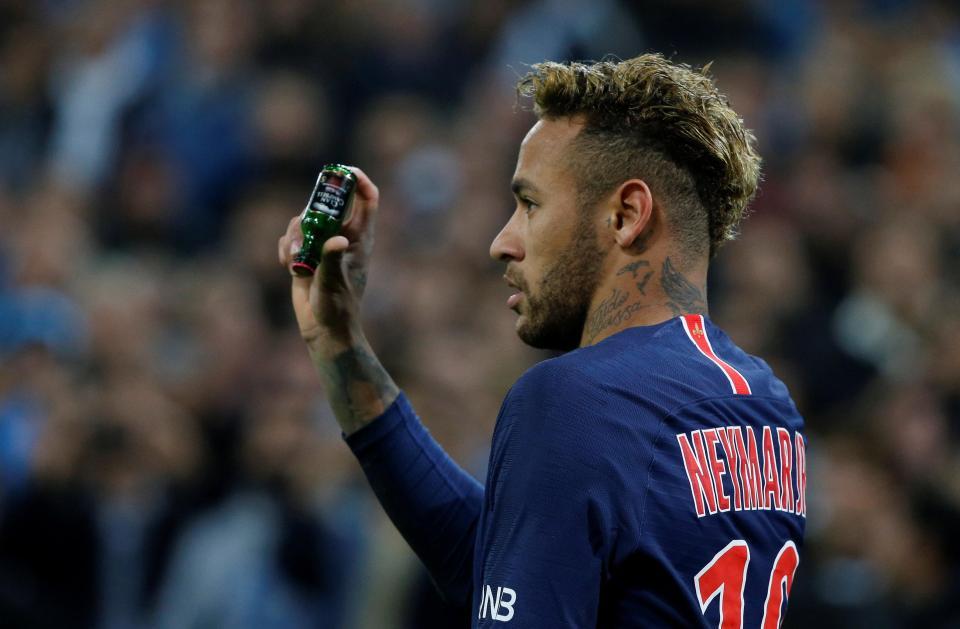 Neymar menunjukkan botol kaca yang dilemparkan kearahnya saat menghadapi Marseille Copyright: The Sun