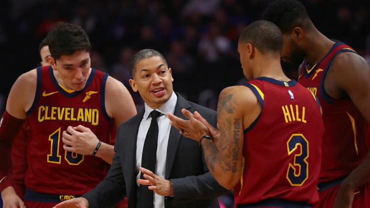 Pelatih Cleveland Cavaliers, Tyronn Lue, bersama timnya. Copyright: INDOSPORT