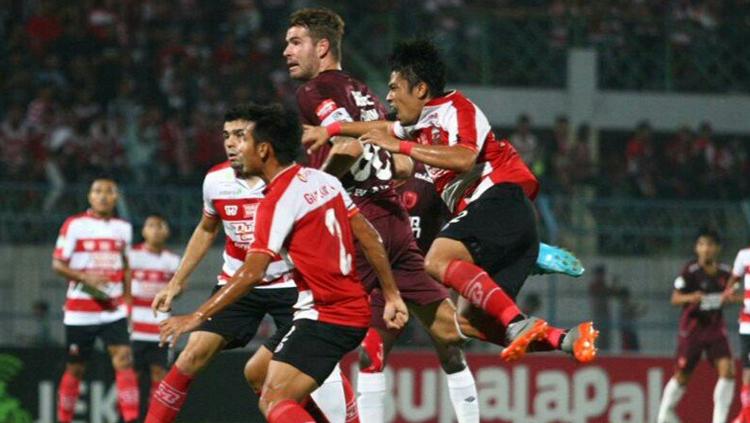 Situasi pertandingan Madura United vs PSM Makassar.