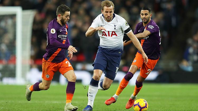 Harry Kane menjaga penguasaan bola. Copyright: Getty Images/Richard Heathcote