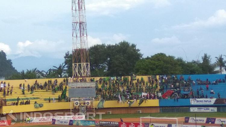 Bonek Jayapura yang menghijaukan Tribun Selatan Stadion Mandala Copyright: INDOSPORT/Sudjarwo