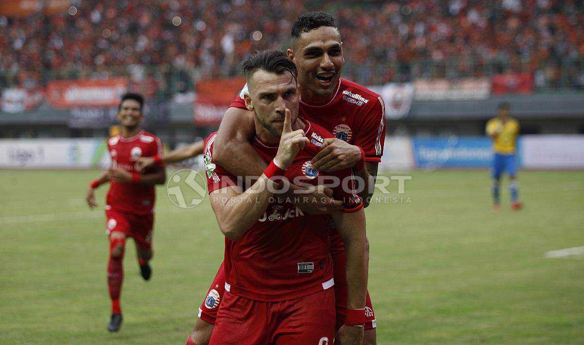 Aksi selebrasi Marko Simic dan Jaimerson Xavier. Copyright: Herry Ibrahim/INDOSPORT