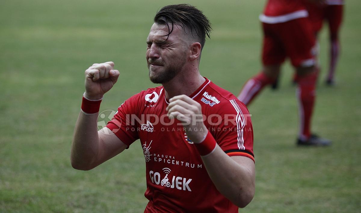Aksi selebrasi Marko Simic usai cetak gol ke gawang Barito Putera.