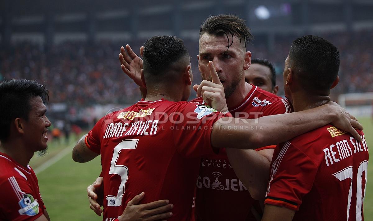 Marko Simic merayakan gol bersama rekan satu timnya. Copyright: Herry Ibrahim/INDOSPORT