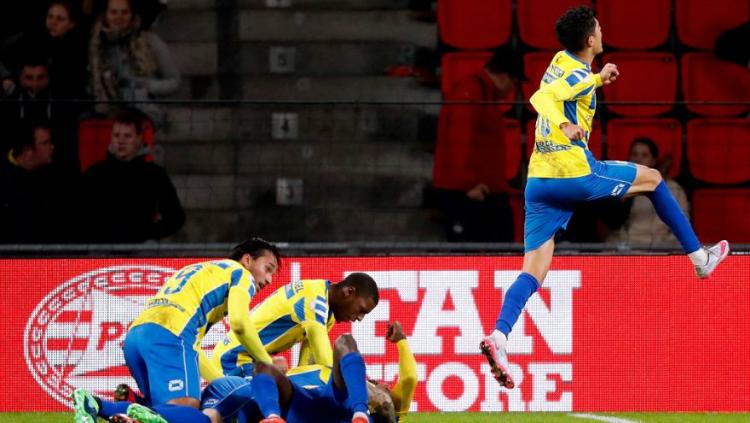 Ezra Walian saat membantu RKC Waalwijk menang atas PSV Eindhoven.
