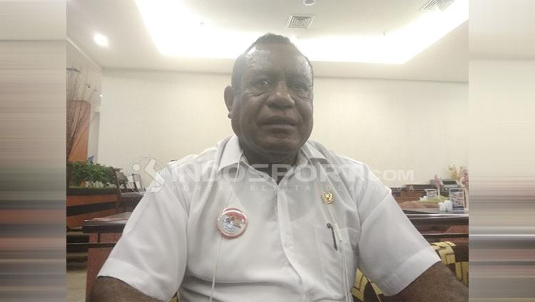 Legenda Persipura dan juga pengamat sepak bola Papua, Nico Dimo Copyright: INDOSPORT/Sudjarwo