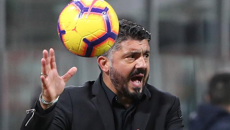 Gennaro Gattuso memberikan instruksi kepada para pemain AC Milan saat melawan Genoa. Copyright: Getty Images/Marco Luzzani