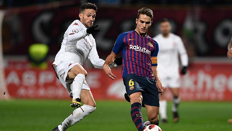 Denis Suarez dalam penjagaan pemain Cultural Leonessa. Copyright: Getty Images/Octavia Passos